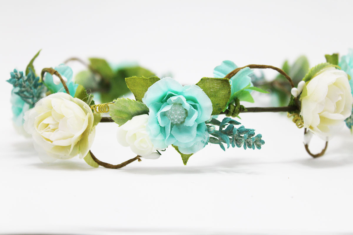 Corona de flores tonos menta blanco roto para ceremonias - Imagen 9