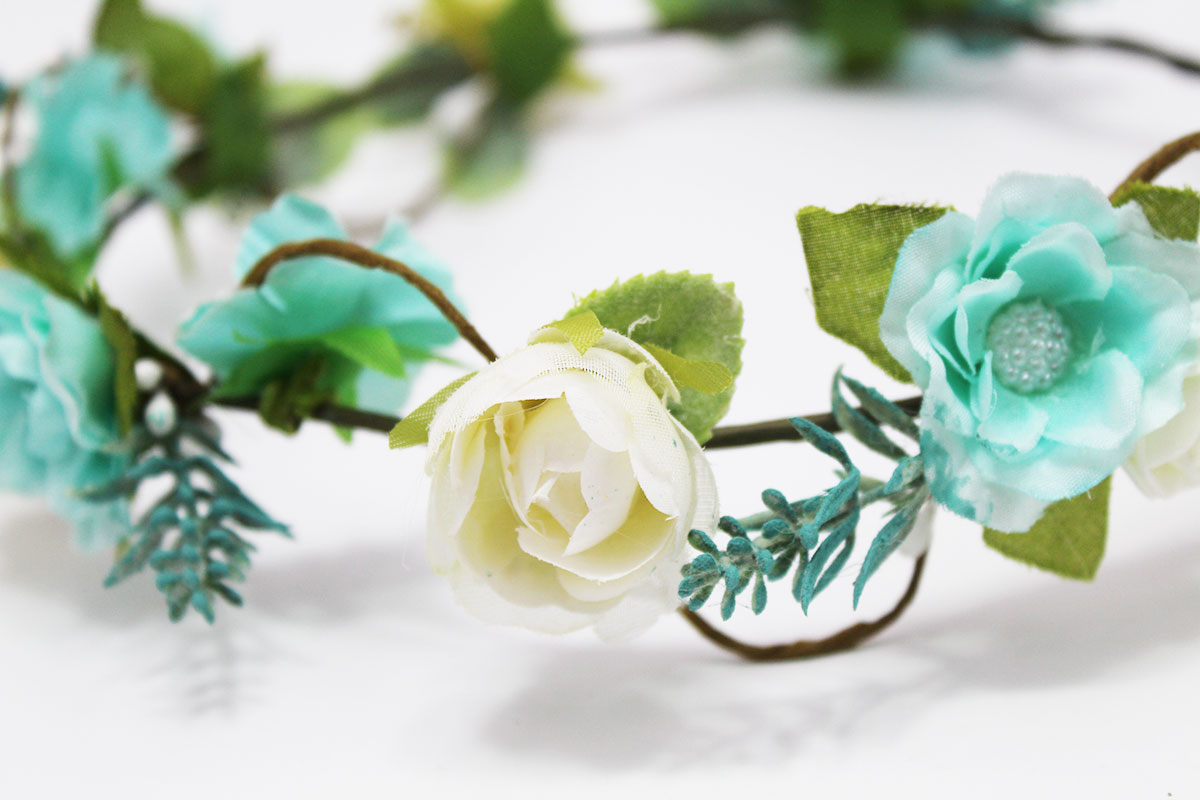 Corona de flores tonos menta blanco roto para ceremonias - Imagen 8