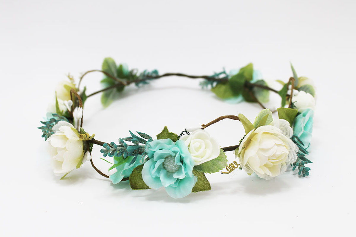 Corona de flores tonos menta blanco roto para ceremonias