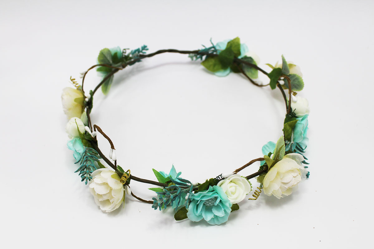 Corona de flores tonos menta blanco roto para ceremonias - Imagen 7