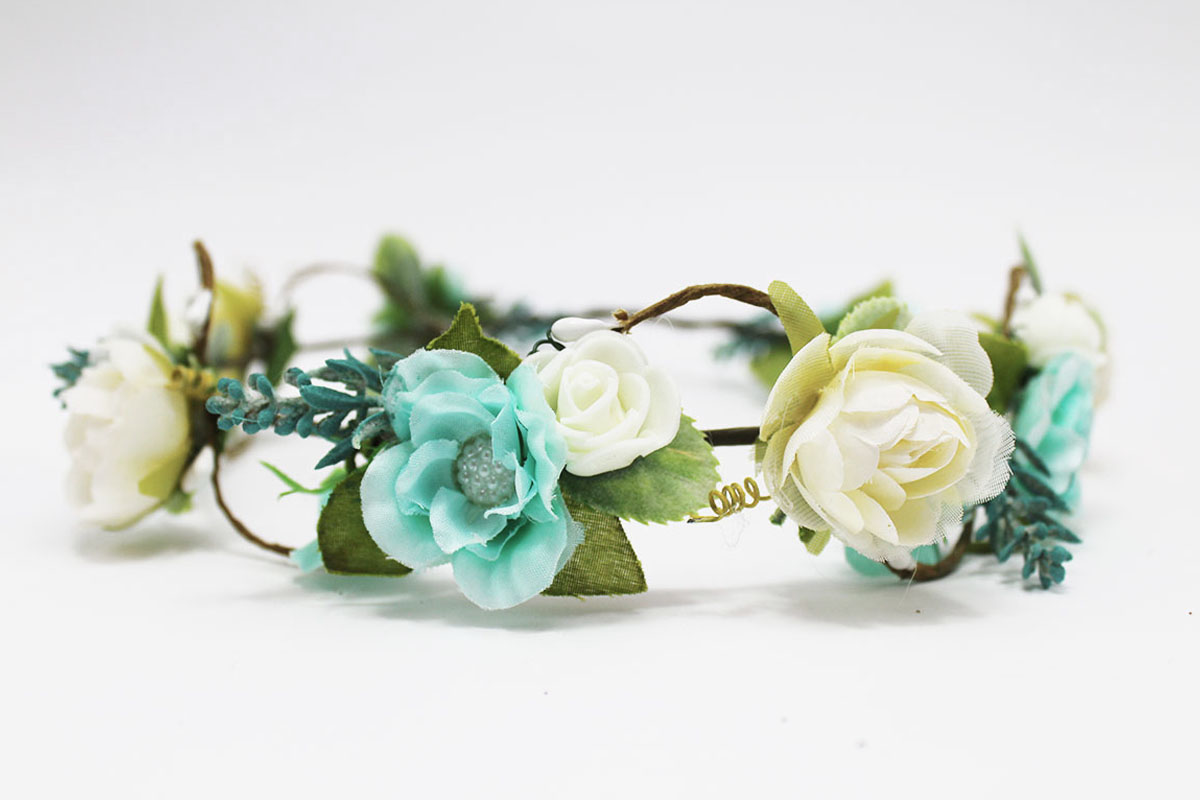 Corona de flores tonos menta blanco roto para ceremonias - Imagen 3