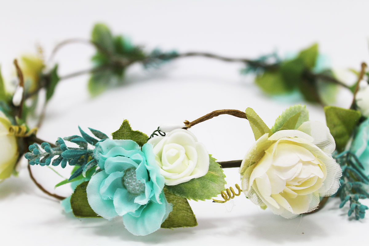 Corona de flores tonos menta blanco roto para ceremonias - Imagen 5