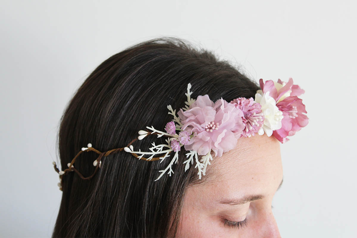 Corona niña ceremonia rosas beige - Imagen 9