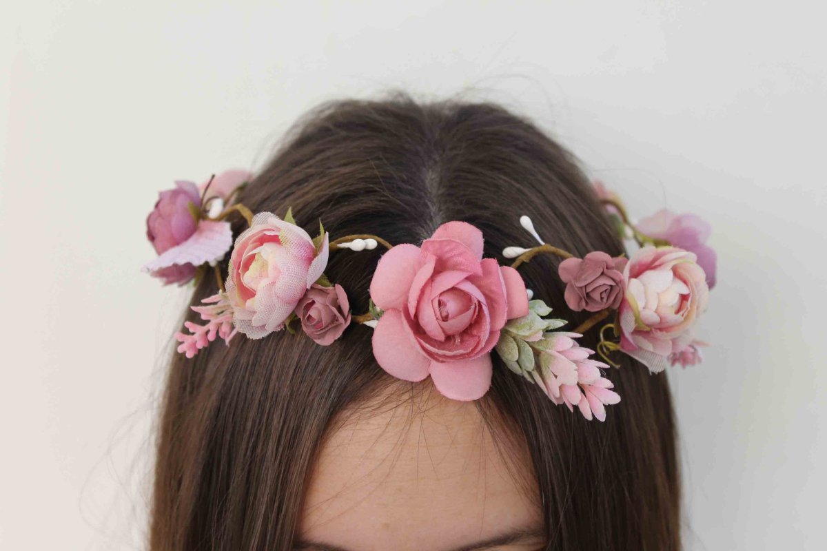 Corona de flores rosas para comunión - Imagen 3