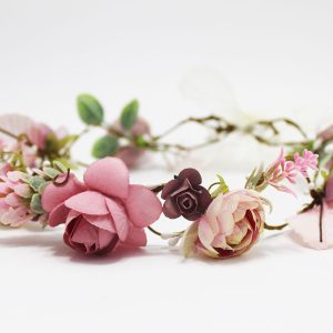 Corona de flores rosas para comunión