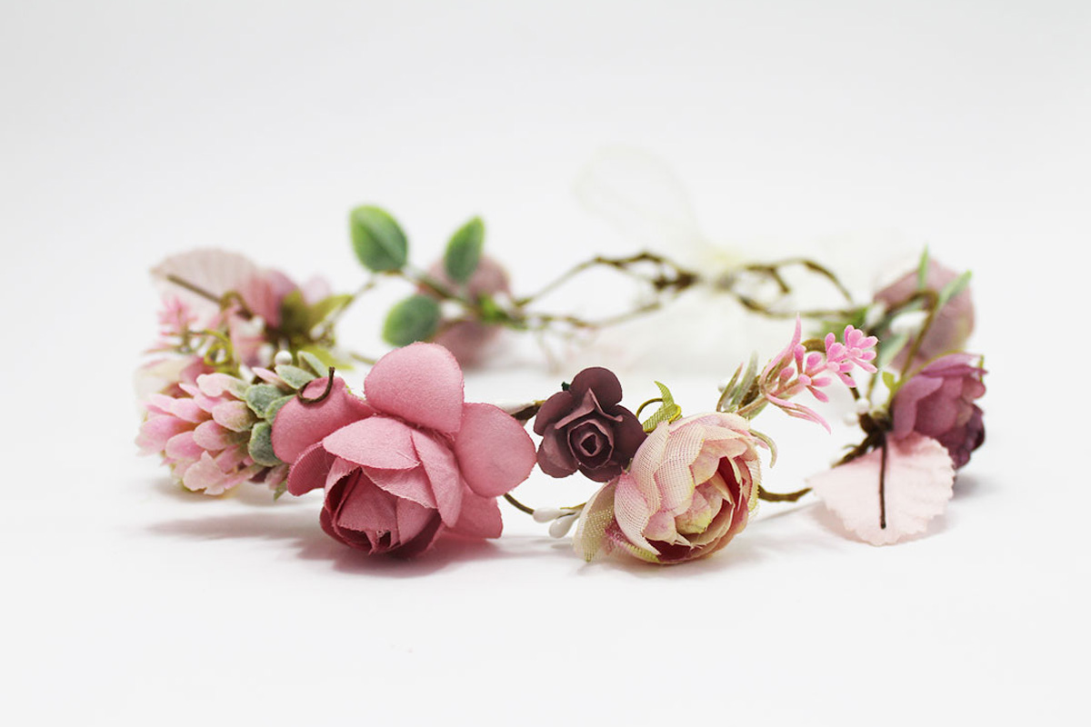 Corona de flores rosas para comunión - Imagen 2