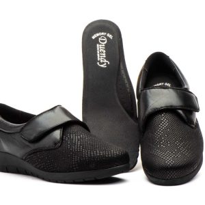 DU 696 Mocasín para señora en piel con cuña baja,velcro y plantilla extraíble de color negro ( hecho en España)