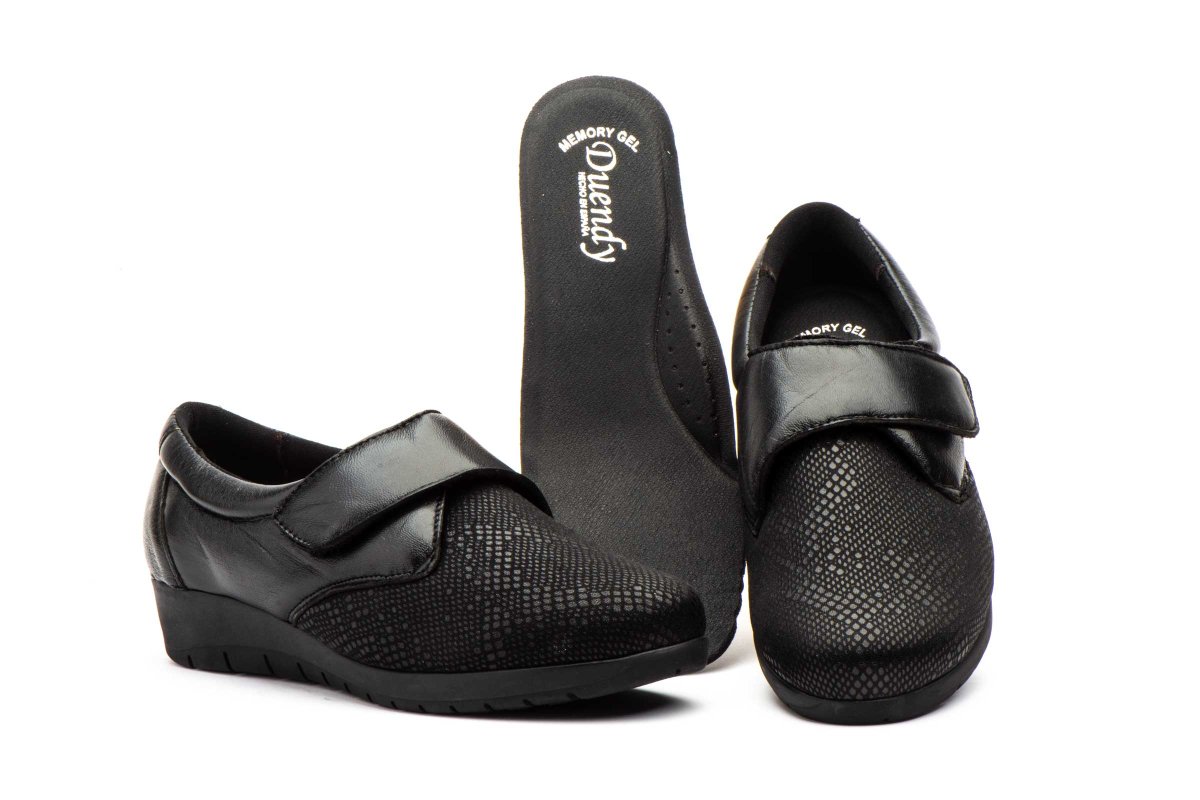 DU 696 Mocasín para señora en piel con cuña baja,velcro y plantilla extraíble de color negro ( hecho en España) - Imagen 2