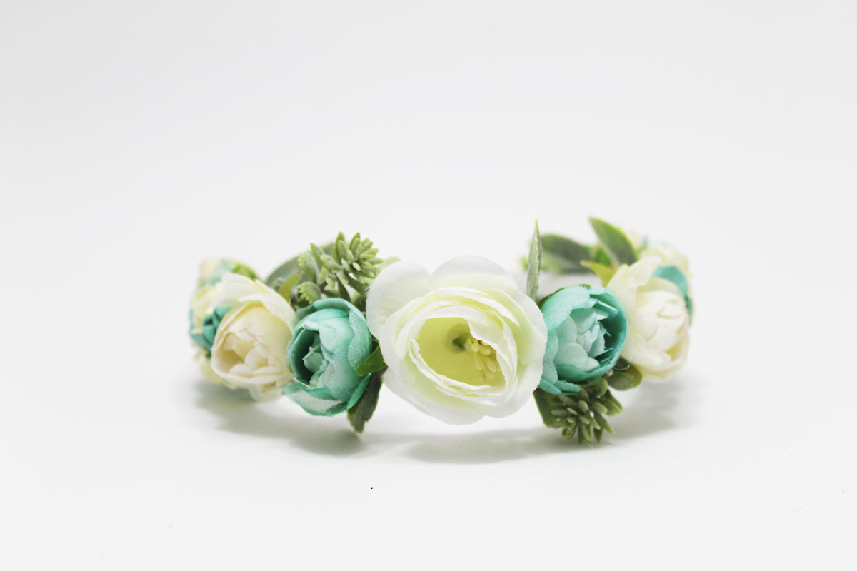 Diadema flores verde menta beige niña ceremonia - Imagen 3