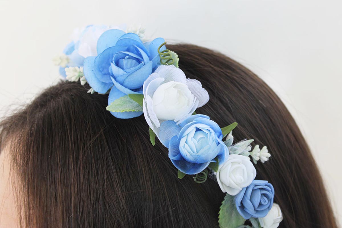 Diadema flores azul blanco ceremonias - Imagen 3