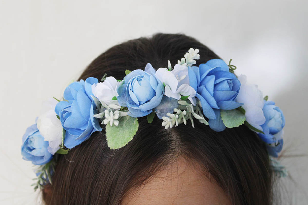Diadema flores azul blanco ceremonias - Imagen 4