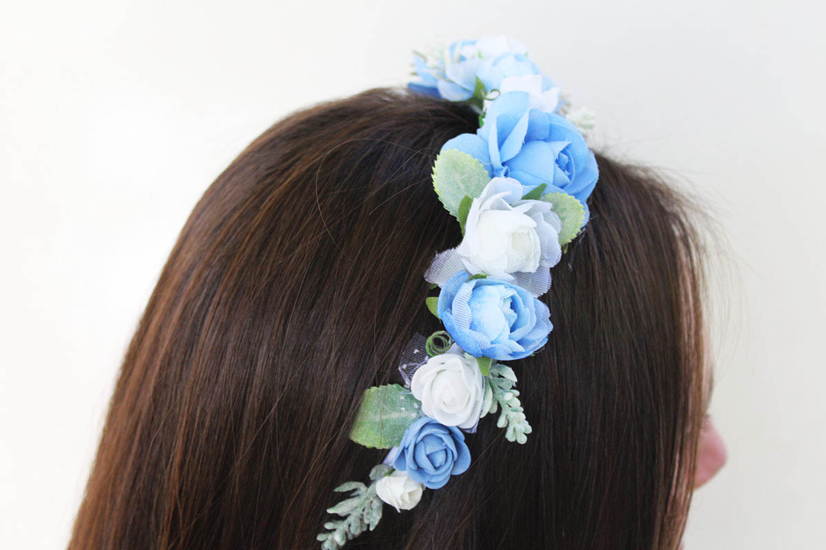 Diadema flores azul blanco ceremonias - Imagen 5