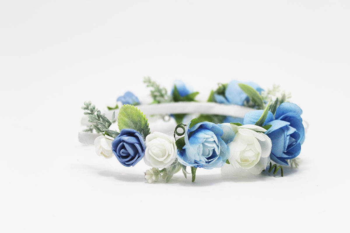 Diadema flores azul blanco ceremonias - Imagen 9
