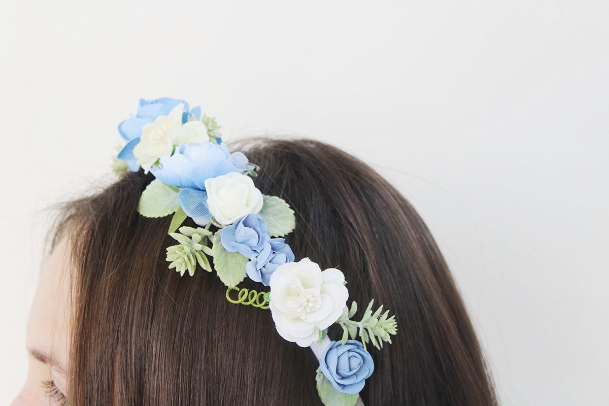 Diadema flores azul beige niña ceremonia - Imagen 2