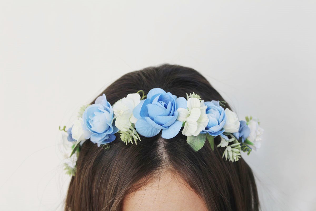 Diadema flores azul beige niña ceremonia - Imagen 9