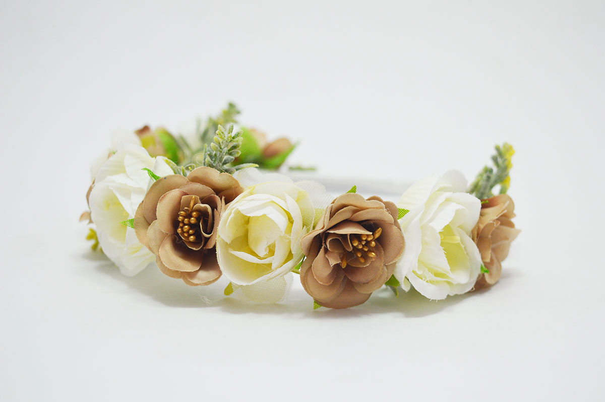 Diadema flores tonos beige y dorado niña - Imagen 3