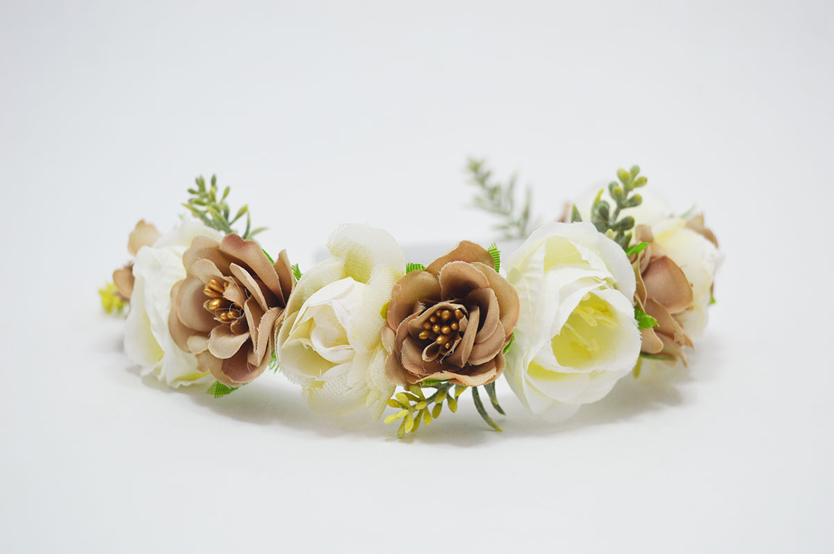 Diadema flores tonos beige y dorado niña - Imagen 4