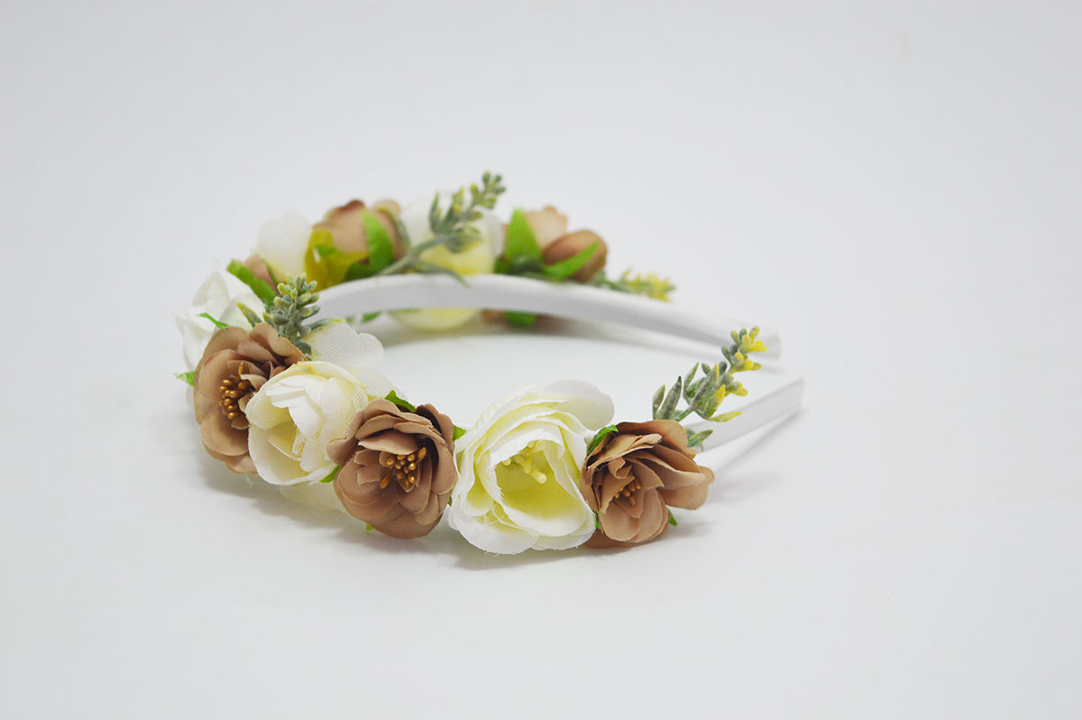 Diadema flores tonos beige y dorado niña - Imagen 5