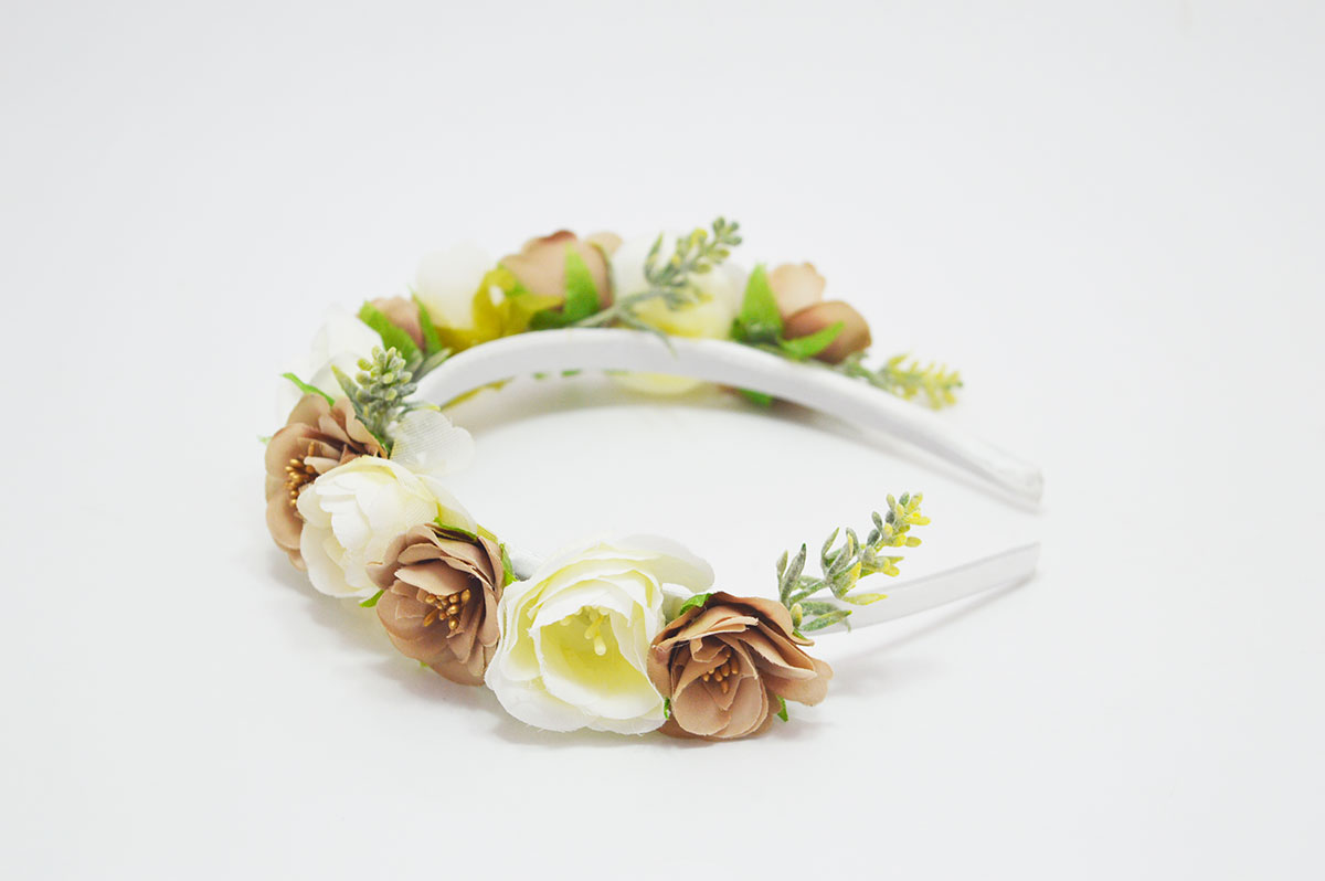 Diadema flores tonos beige y dorado niña - Imagen 6