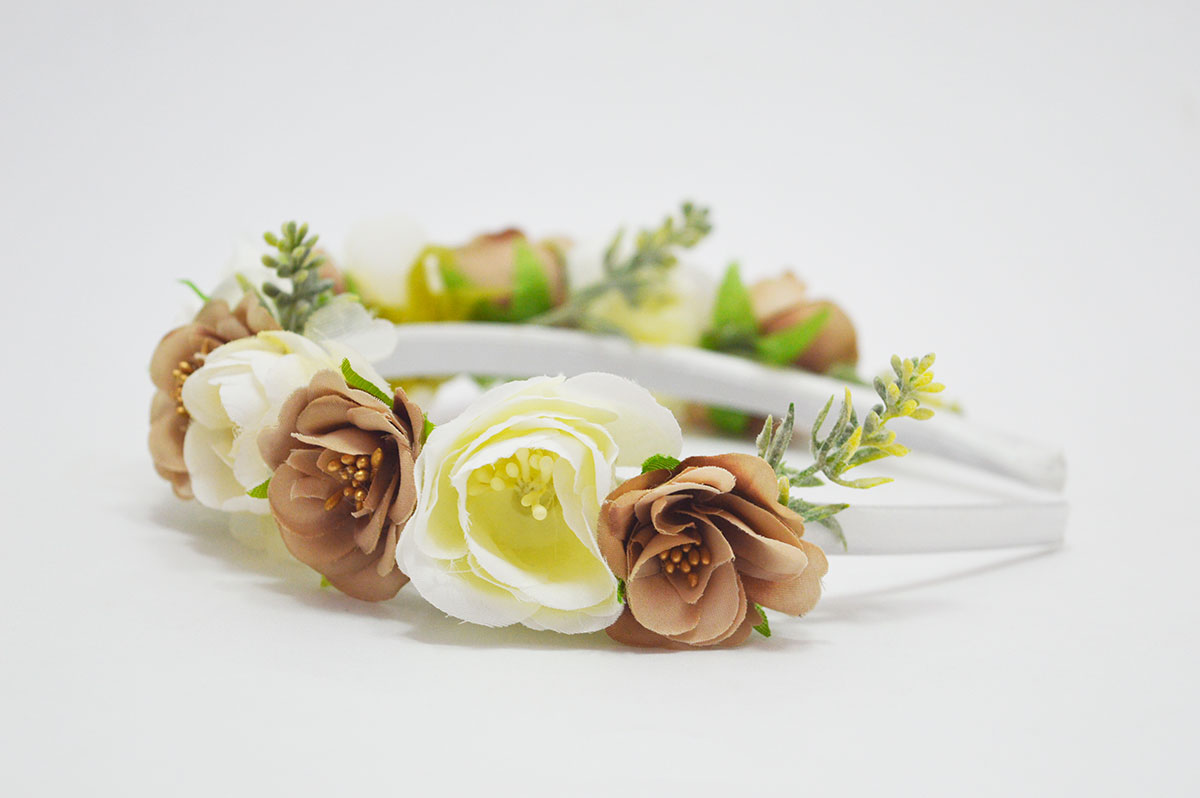 Diadema flores tonos beige y dorado niña - Imagen 7