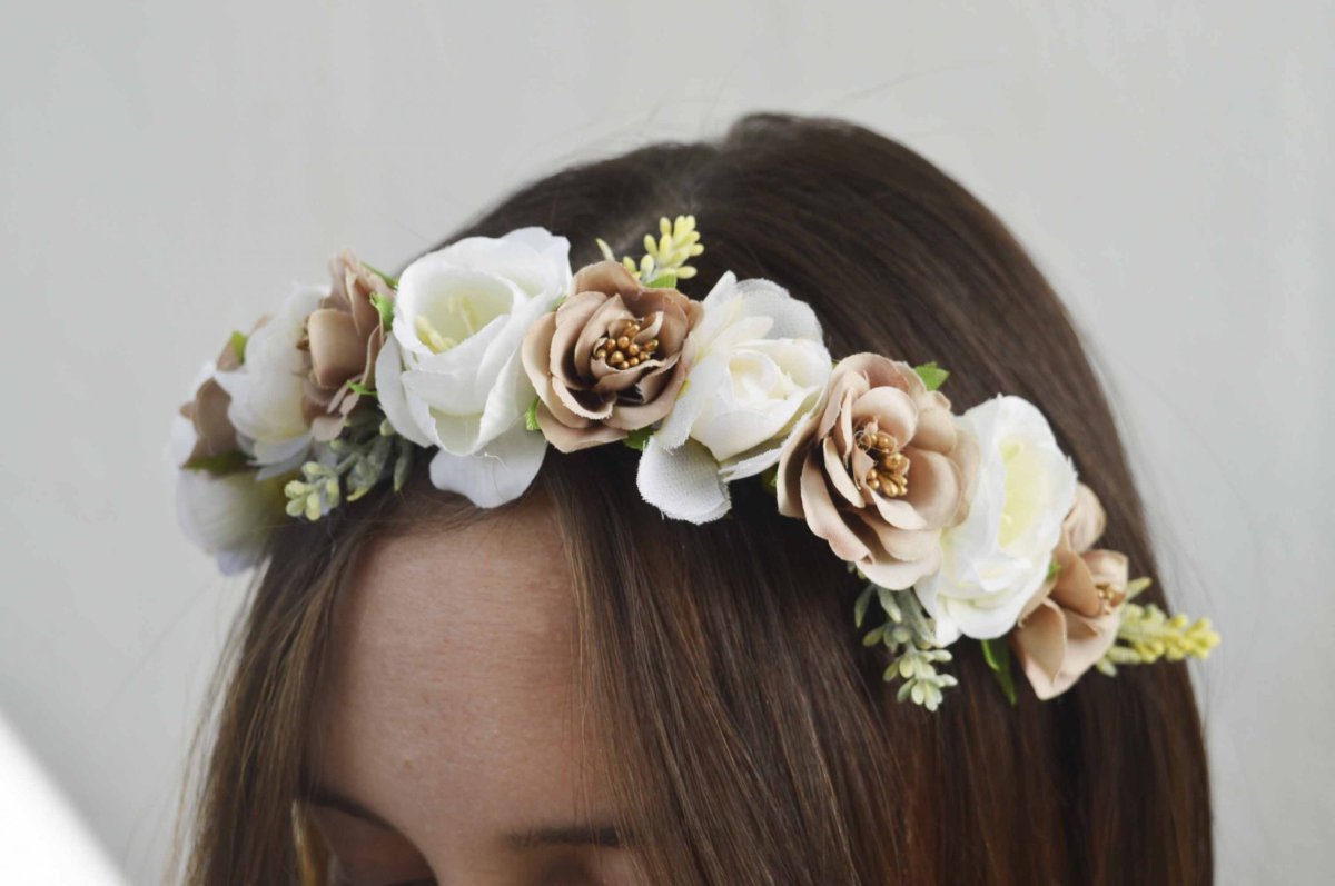 Diadema flores tonos beige y dorado niña - Imagen 2