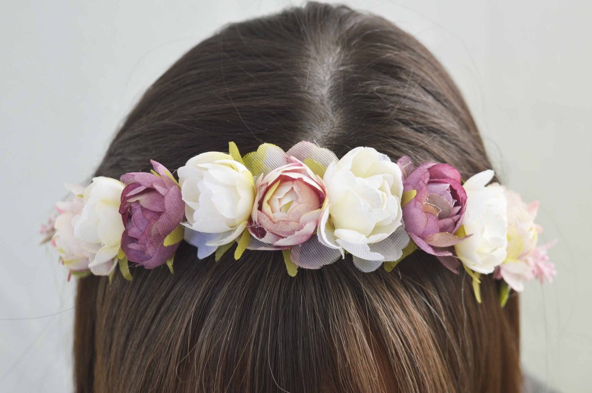 Diadema flores tonos rosa y beige ceremonia niña - Imagen 3