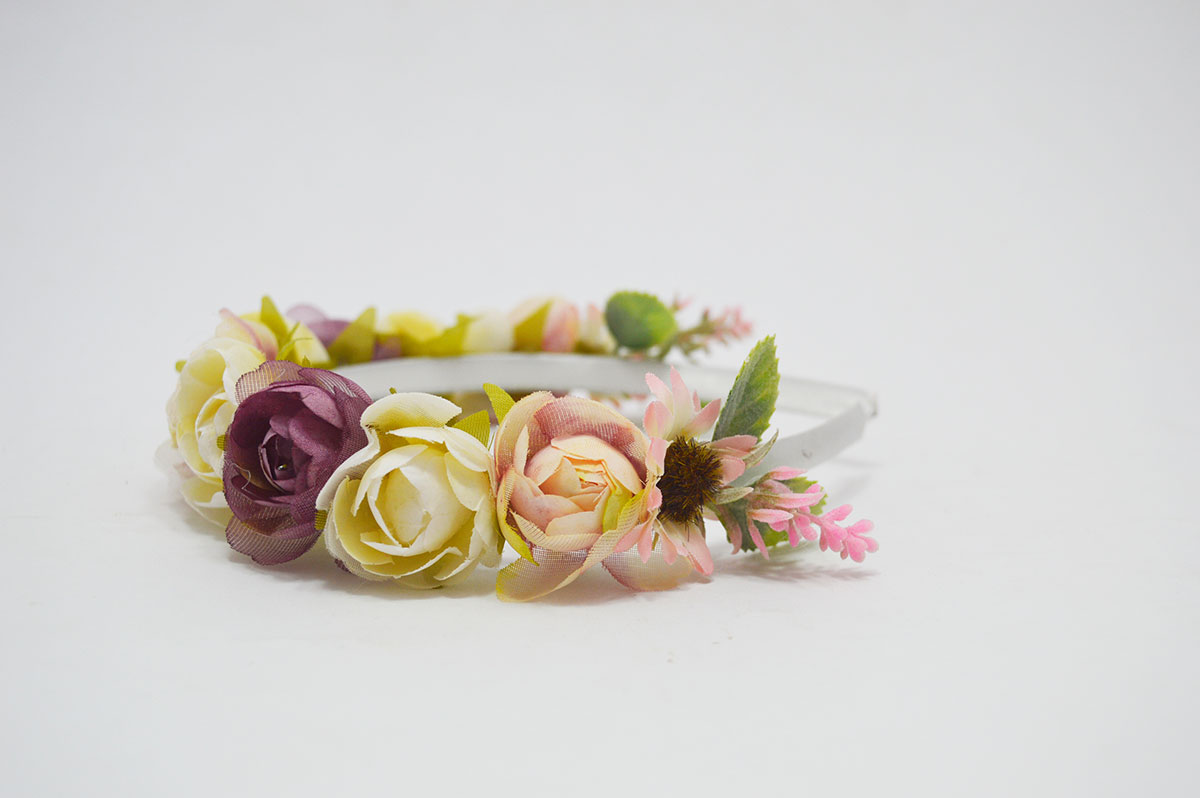 Diadema flores tonos rosa y beige ceremonia niña - Imagen 4