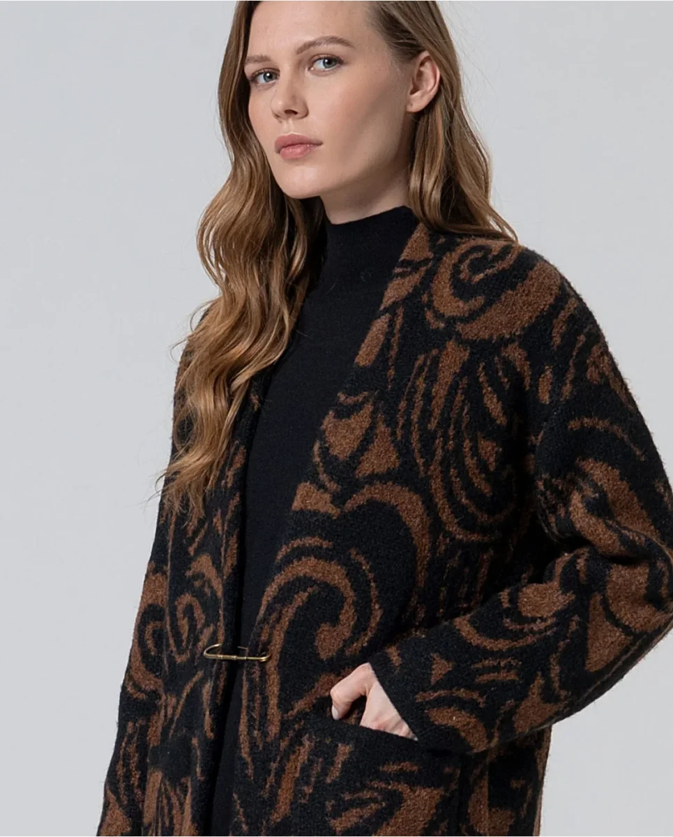 ABRIGO JACQUARD CON HEBILLA MARRÓN - Imagen 5
