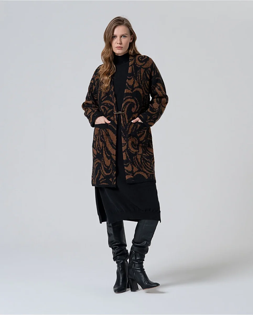 ABRIGO JACQUARD CON HEBILLA MARRÓN - Imagen 4