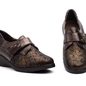 GV 7802 Mocasín para señora en piel con cuña media y con velcro de color negro ( hecho en España)