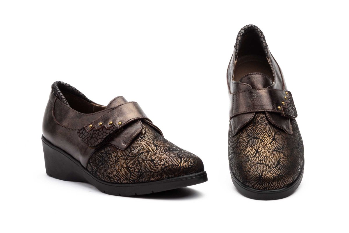 GV 7802 Mocasín para señora en piel con cuña media y con velcro de color negro ( hecho en España) - Imagen 2
