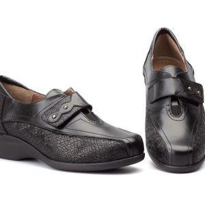 GV 7803 Mocasín para señora en piel con cuña media y con velcro de color negro ( hecho en España)