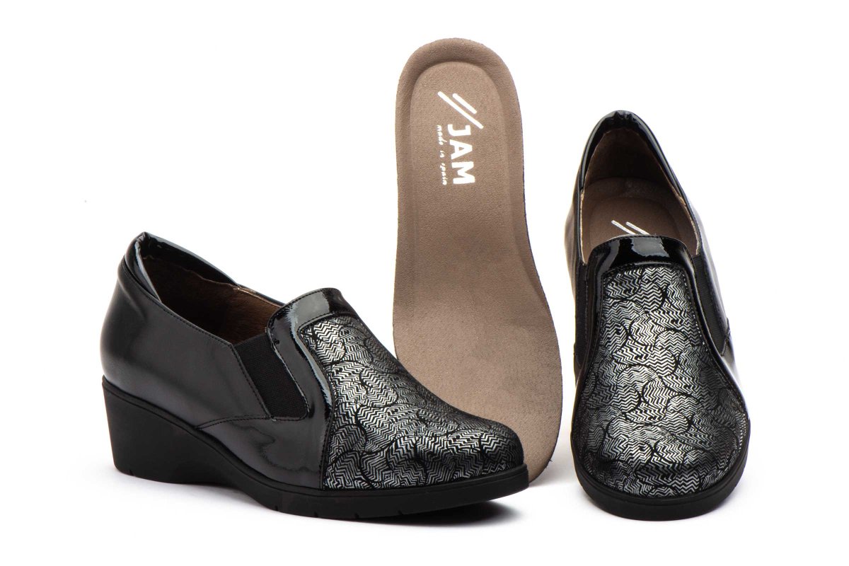 GV 9173 Mocasín para señora en piel con cuña media y plantilla extraíble de color negro ( hecho en España)
