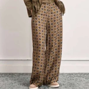 PANTALÓN ESTAMPADO RETRO TACHUELAS CAQUI
