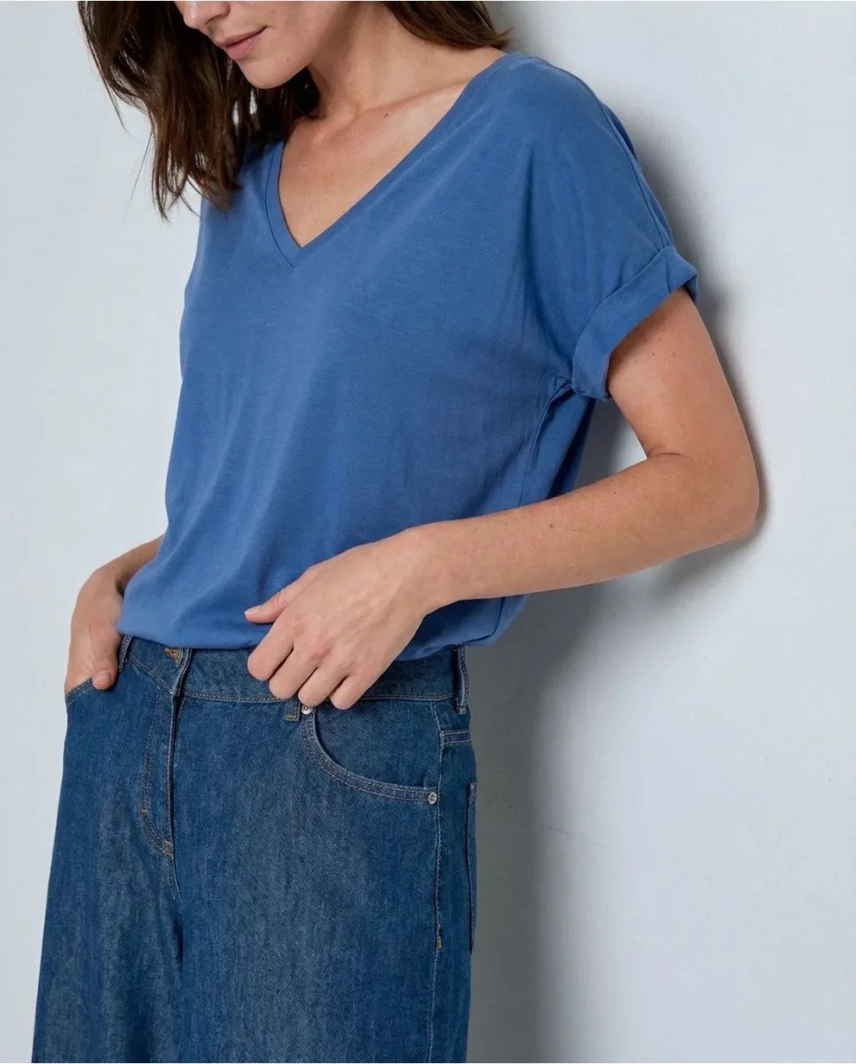 CAMISETA ESCOTE PICO AZUL - Imagen 3