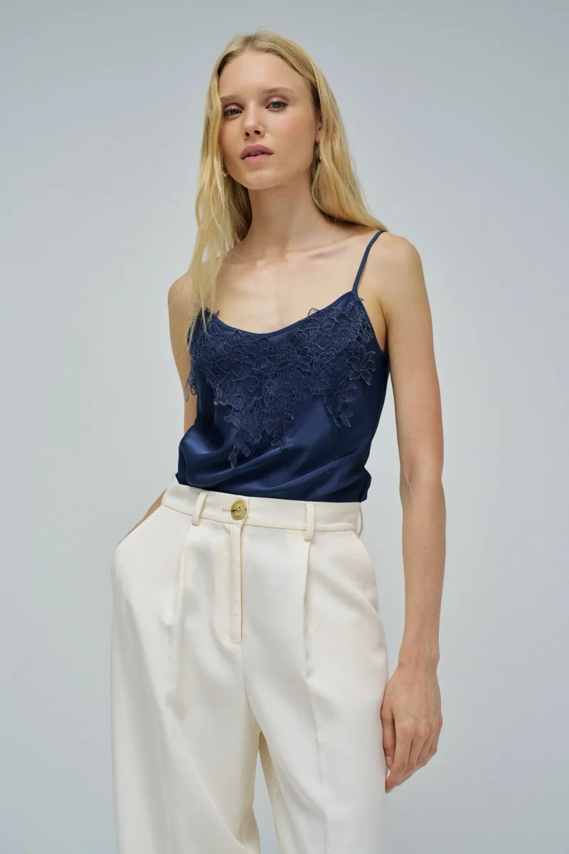 TOP SATINADO CON ENCAJE AZUL - Imagen 2