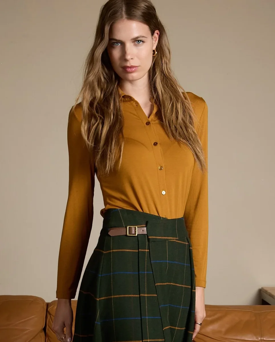 CAMISA ELÁSTICA Y SUAVE DE BAMBÚ OCRE - Imagen 2