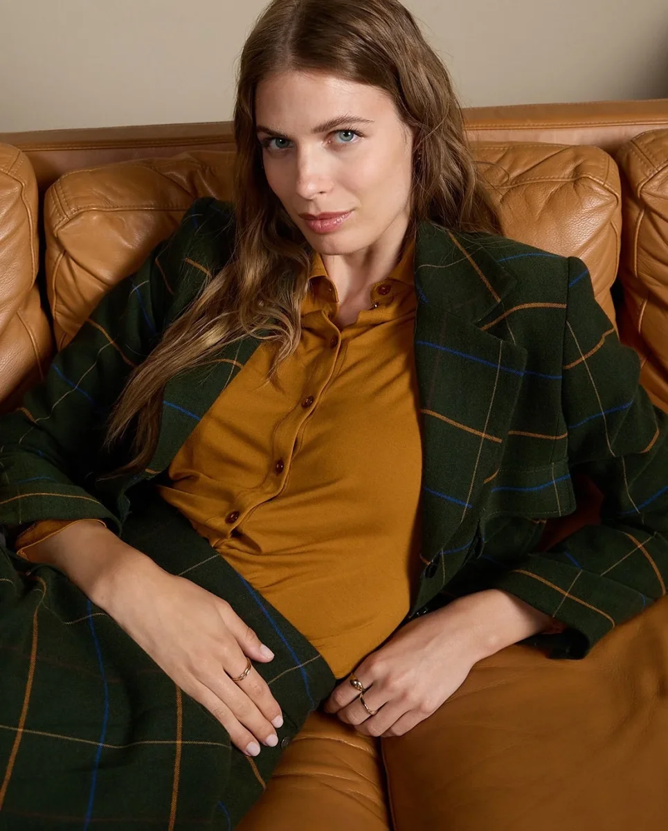 CAMISA ELÁSTICA Y SUAVE DE BAMBÚ OCRE - Imagen 3