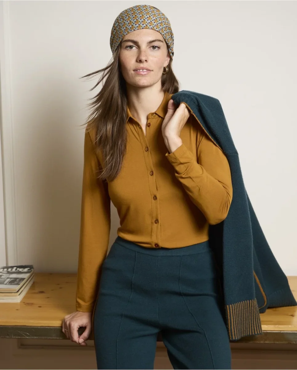 CAMISA ELÁSTICA Y SUAVE DE BAMBÚ OCRE - Imagen 4