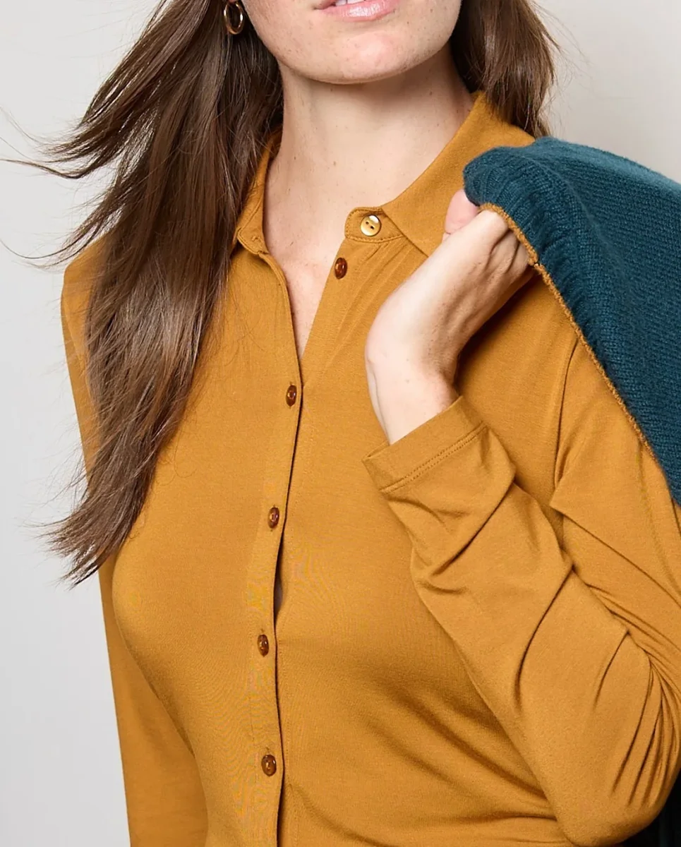 CAMISA ELÁSTICA Y SUAVE DE BAMBÚ OCRE - Imagen 6