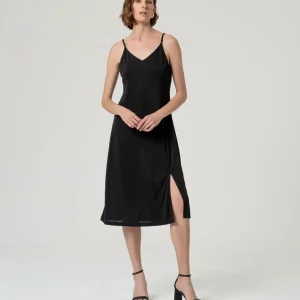 VESTIDO MIDI FLUIDO CON ABERTURA NEGRO