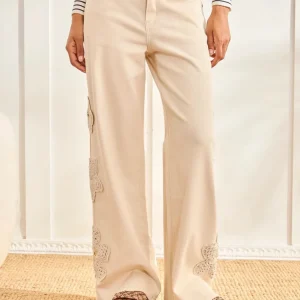 JEANS RECTOS BORDADO FLORAL CRUDO