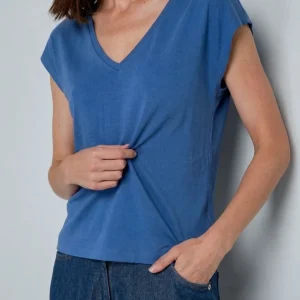 CAMISETA ESCOTE PICO AZUL