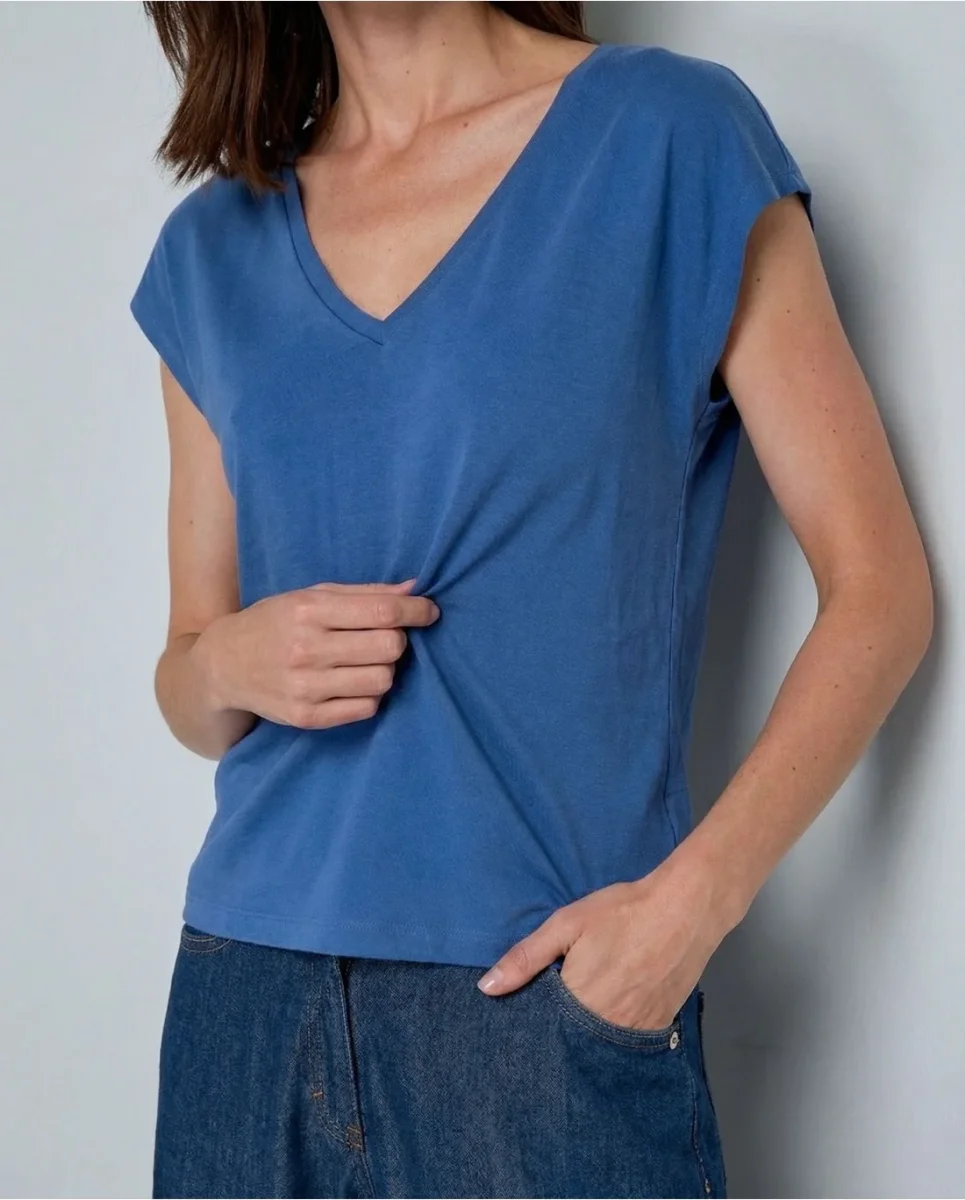 CAMISETA ESCOTE PICO AZUL