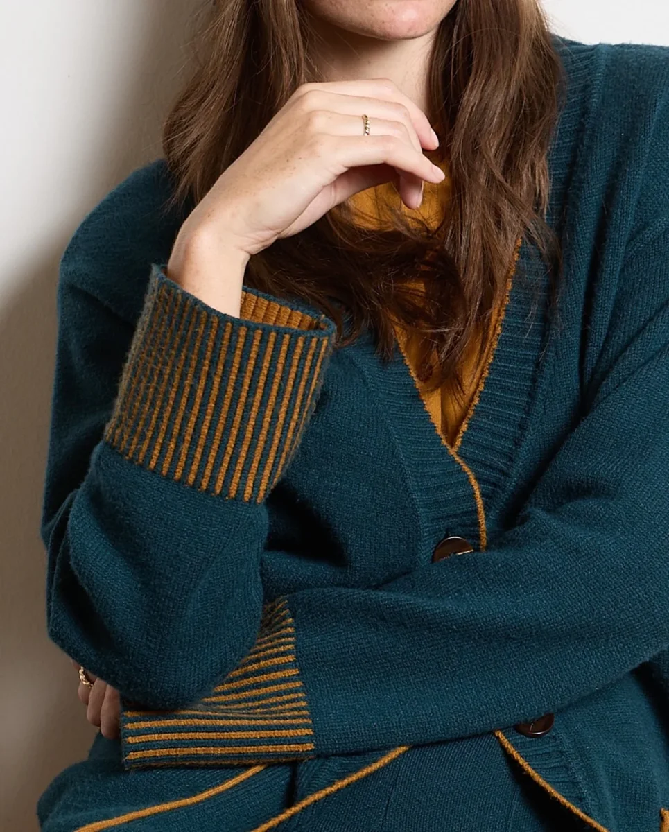 CARDIGAN LARGO CON BOLSILLOS Y DETALLES VERDE BOTELLA - Imagen 5