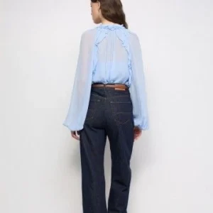 BLUSA CON VOLANTES AZUL