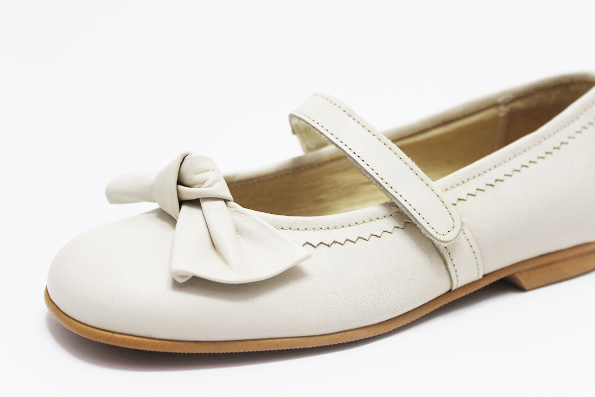 Merceditas beige lazo centro niña - Imagen 6