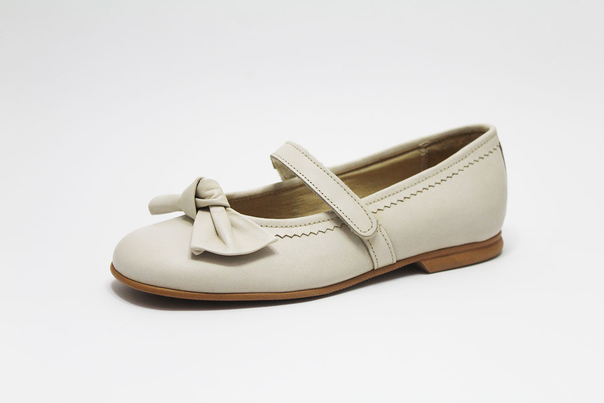 Merceditas beige lazo centro niña - Imagen 2