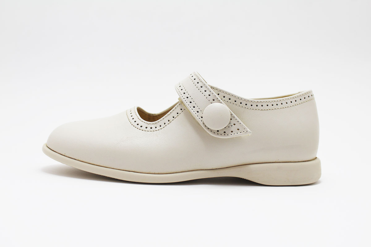 Merceditas beige botón decorativo suela goma niña - Imagen 3