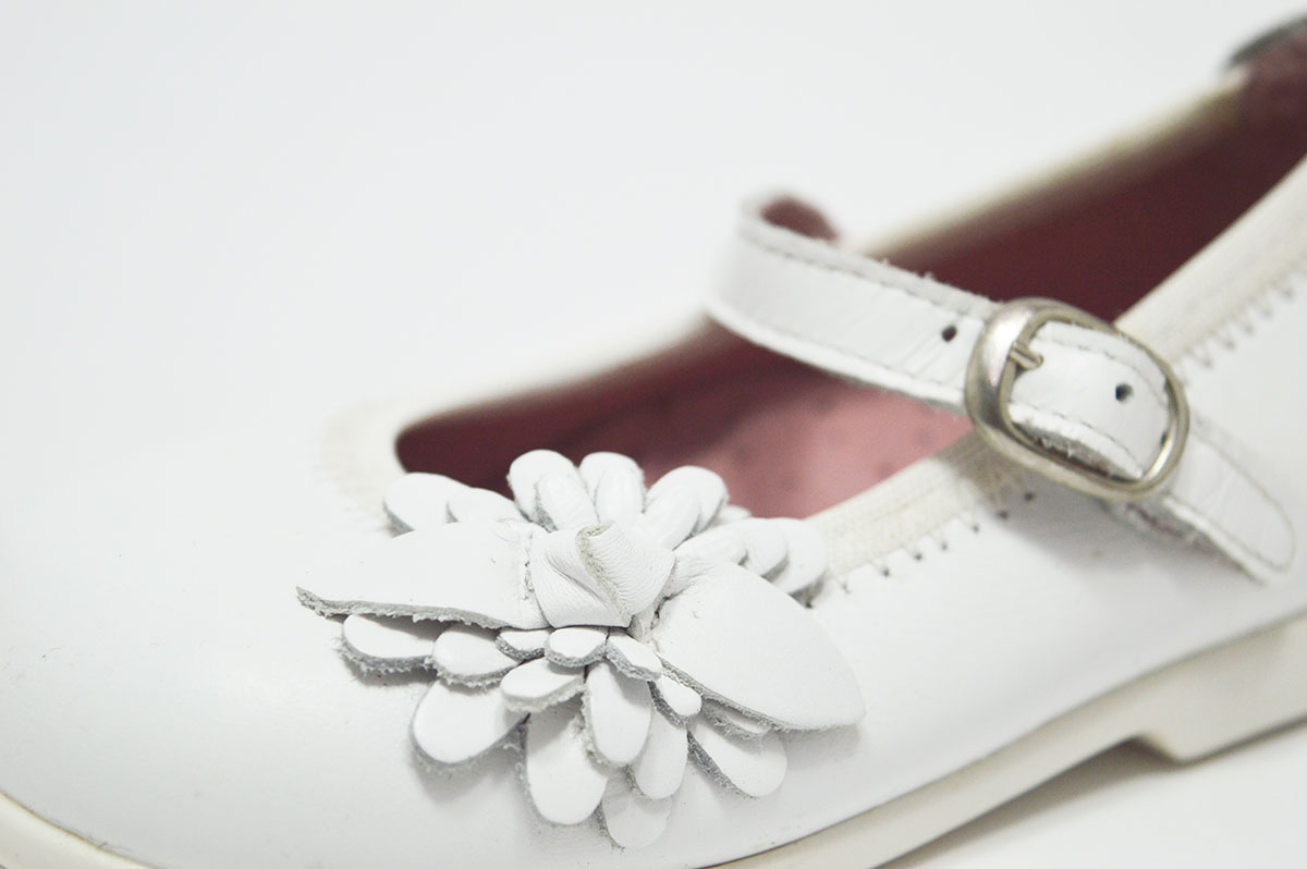 Mercedita blanca flor hebilla niña - Imagen 7